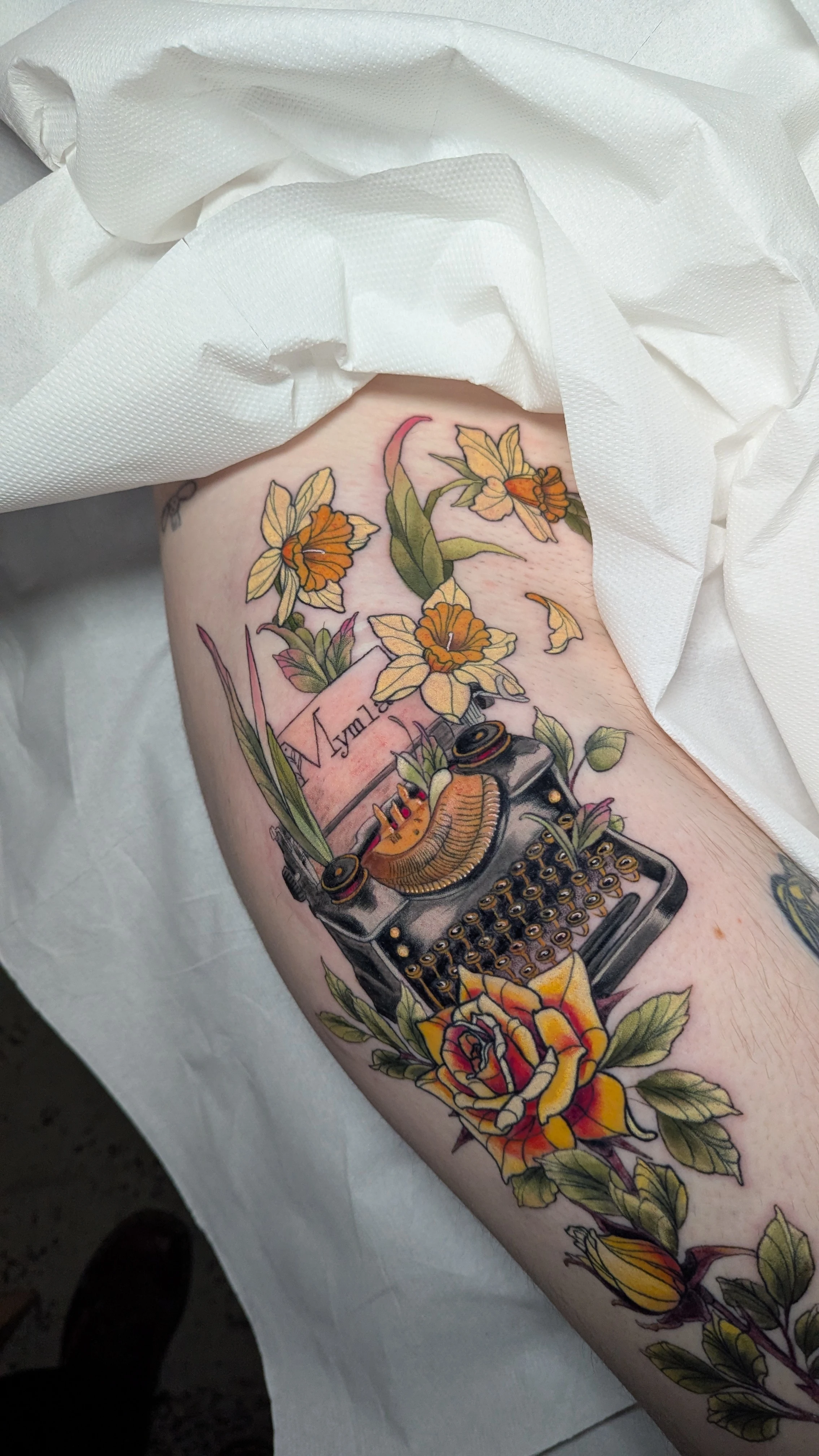 Floral & Botanic, Illustrative and Neo Traditional tattoo by Sera