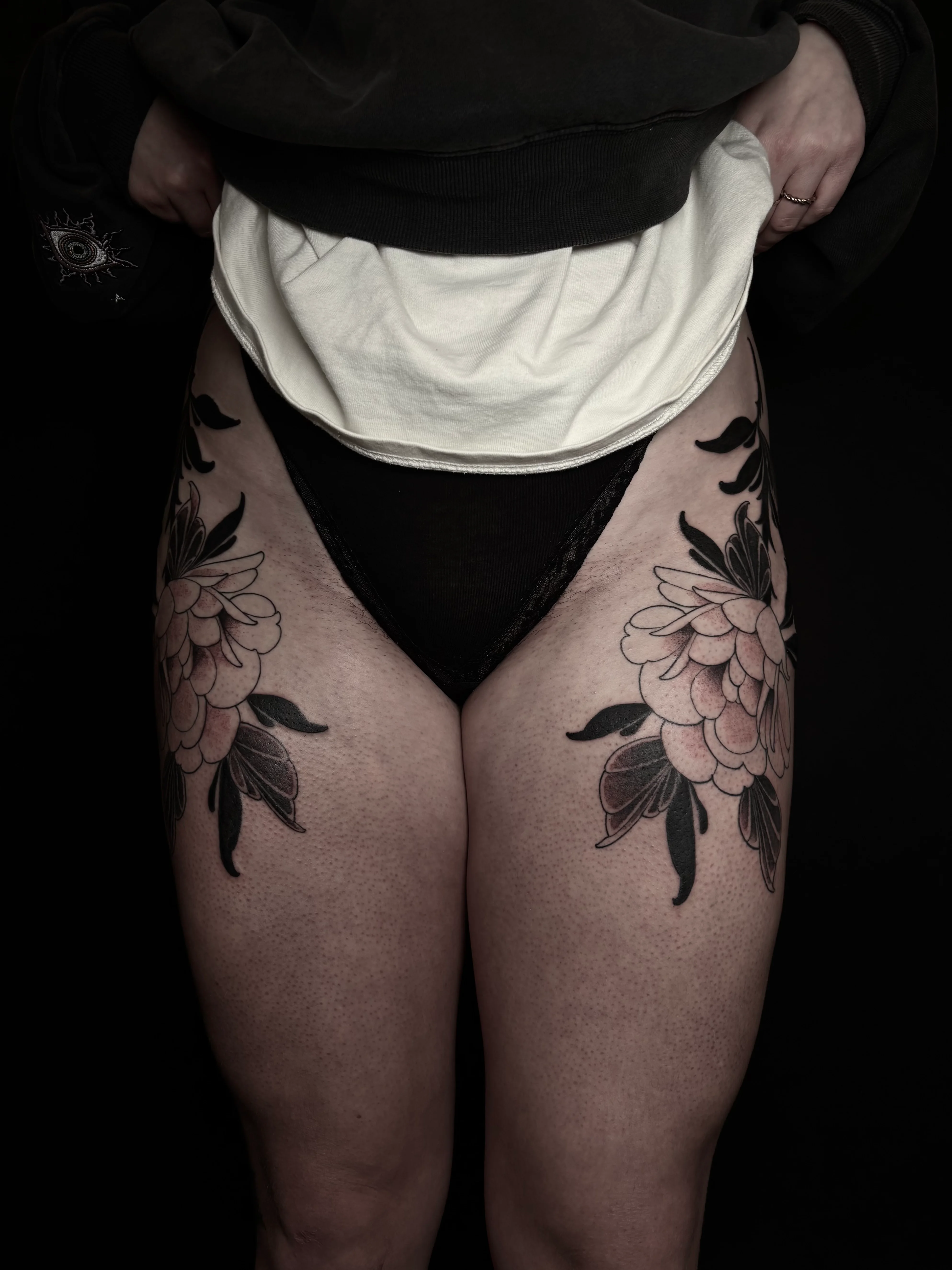 Floral & Botanic, Blackwork and Neo Traditional tattoo by Sinah Ra